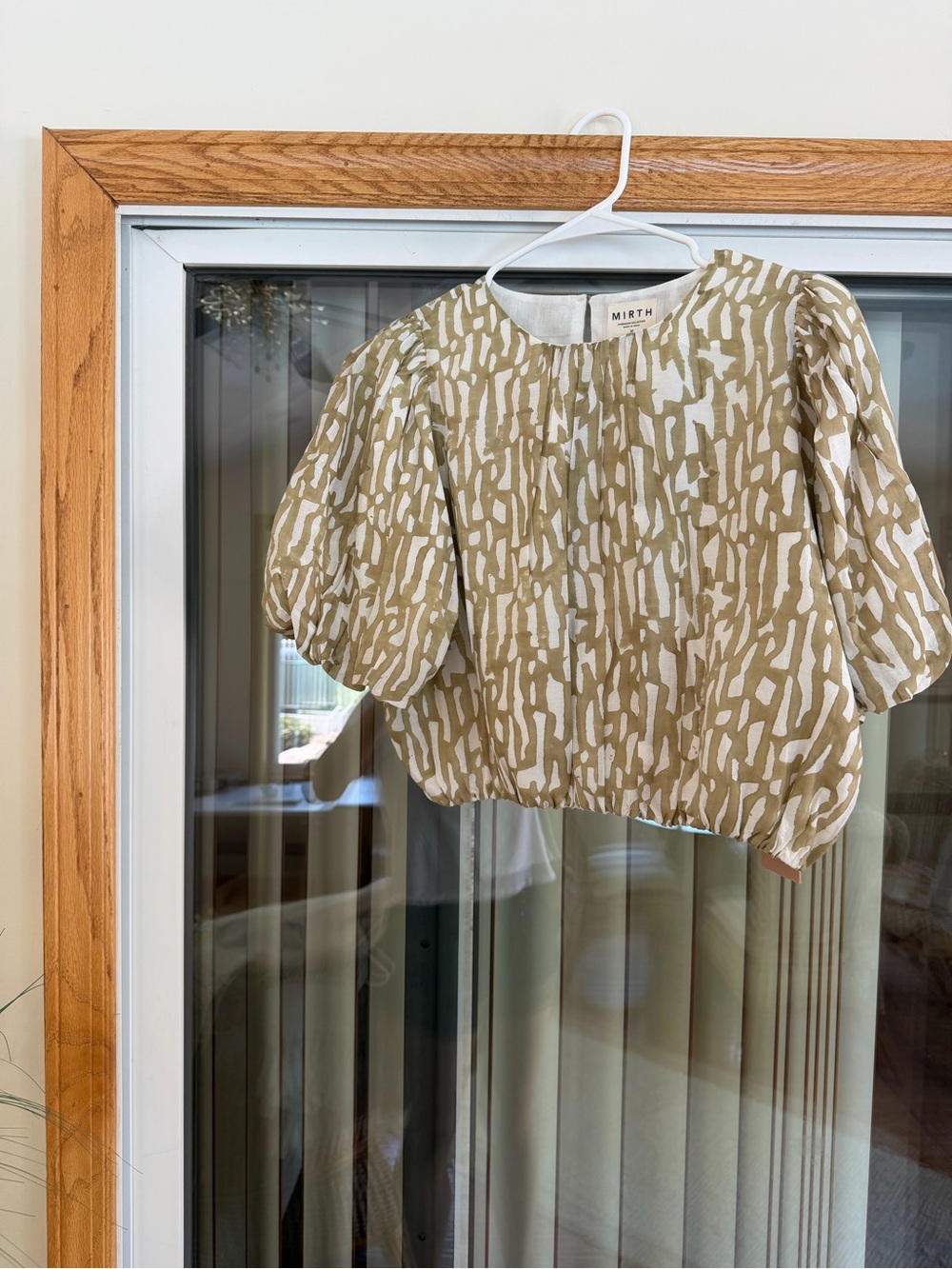 NWT Mirth Andaman Puff Sleeve Crop Bubble Blouse in Beige White Abstract